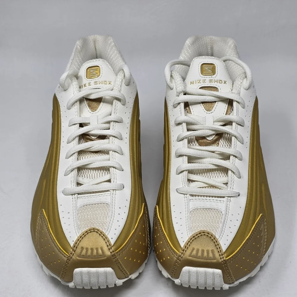 Nike Shox R4 Womens Sz 6.5 Soft Pearl/Metallic Gold Sneakers AR3565-010 New
